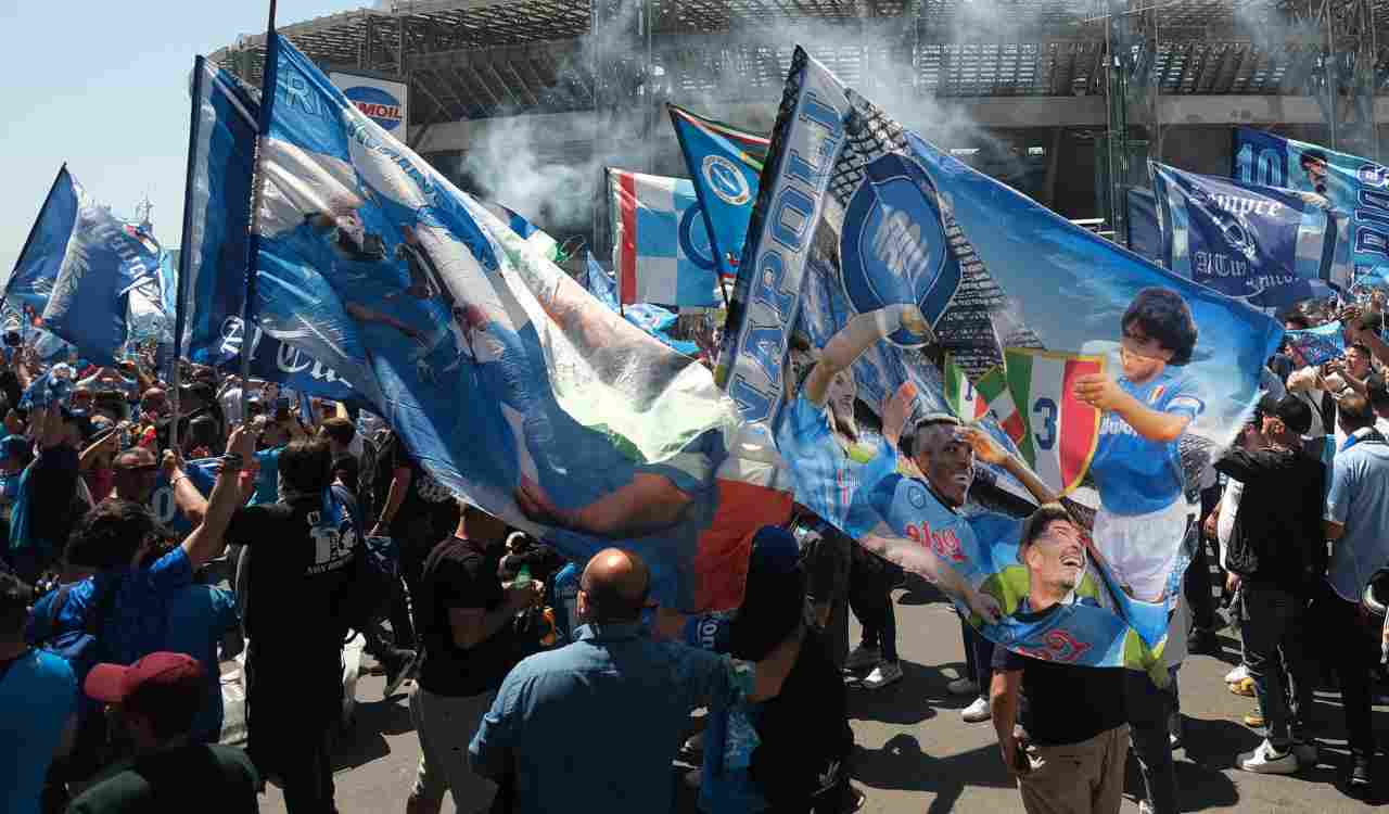 Campioni In Italia La Coreografia Polemica Dei Tifosi Del Napoli