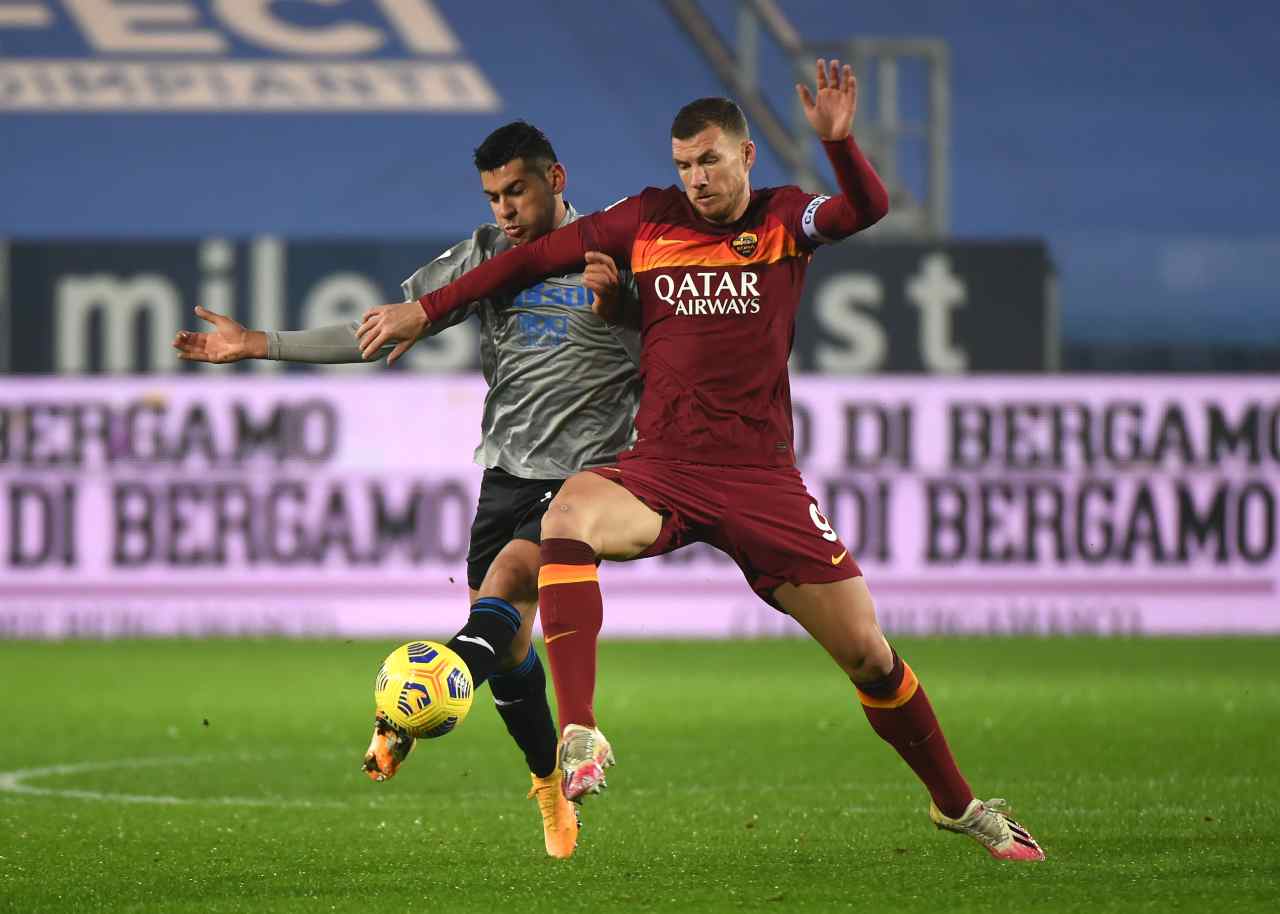 Dzeko in azione contro l'Atalanta