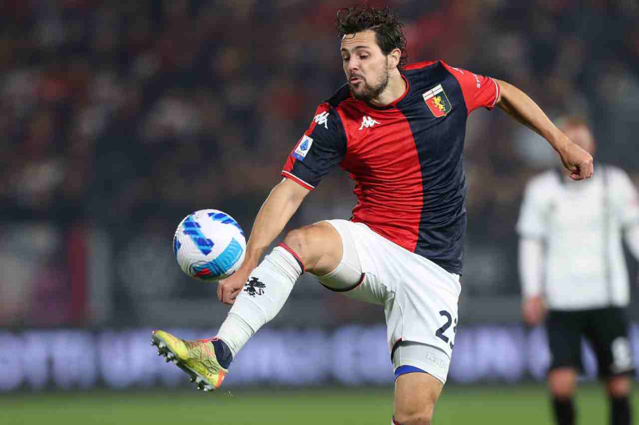 Genoa-Venezia, infortunio muscolare per Destro: cambio immediato