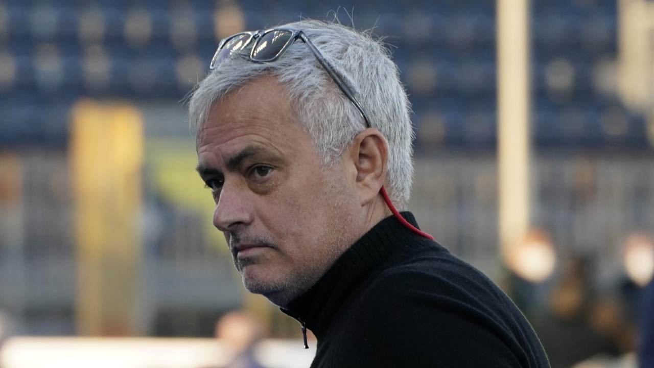 Tifosi furiosi, messaggio a Mourinho: "Mettilo in tribuna"