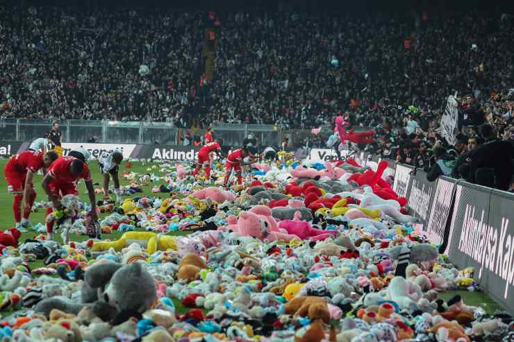 I tifosi lanciano i giocattoli durante Besiktas-Antalyaspor per i bambini sfollati