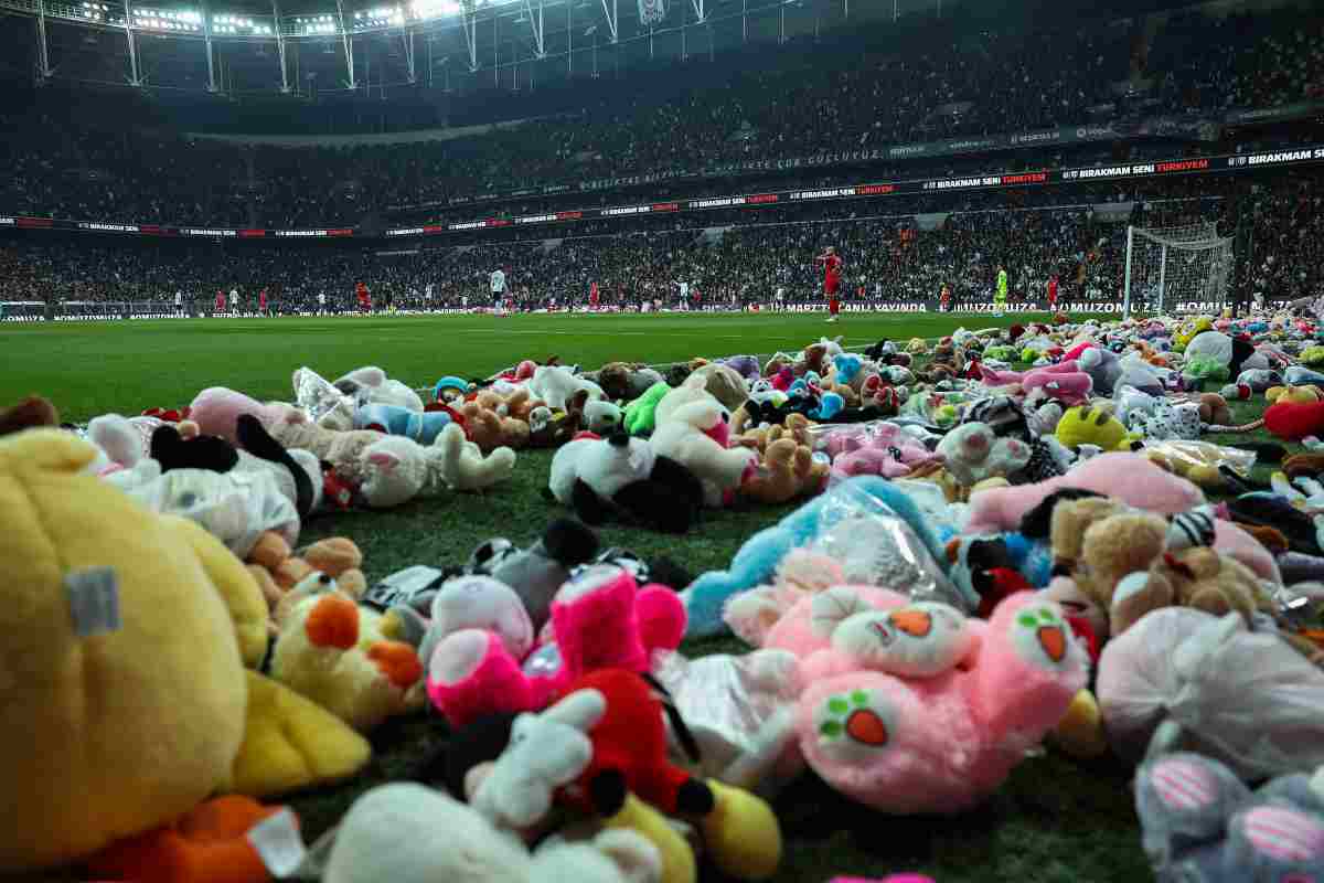 I tifosi lanciano i giocattoli durante Besiktas-Antalyaspor per i bambini sfollati