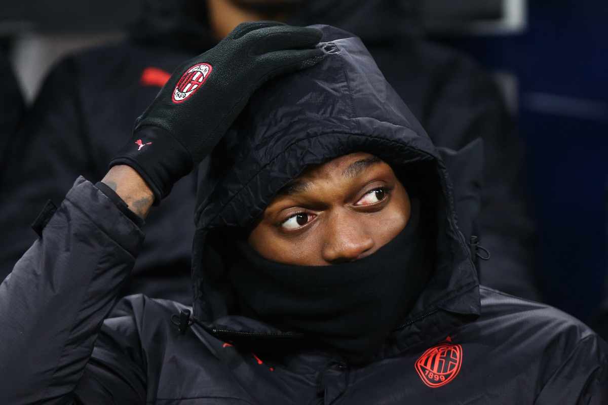 Leao di nuovo in panchina: esplode il caso al Milan