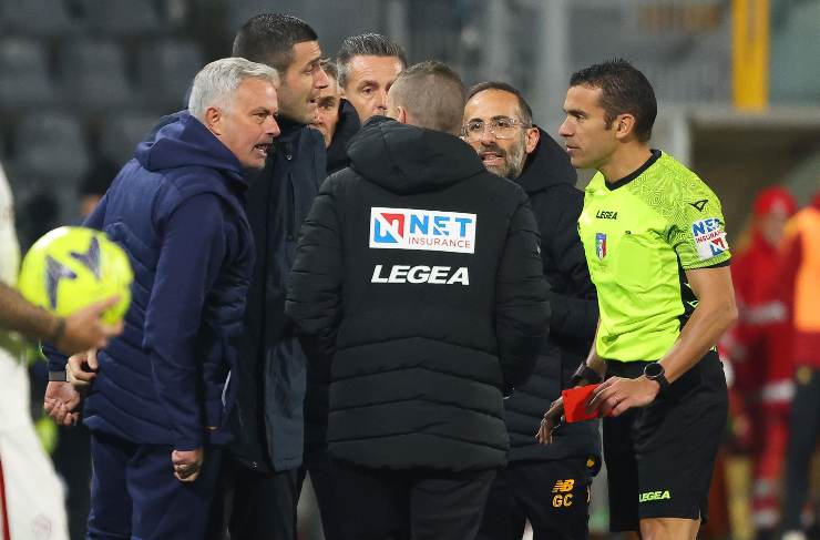 Mourinho contro il quarto uomo Serra durante Cremonese-Roma