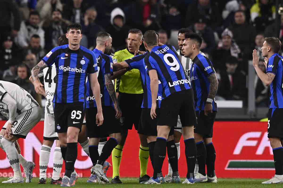 Juventus-Inter, fallo contestato: il gesto delle manette di Acerbi fa il giro del web