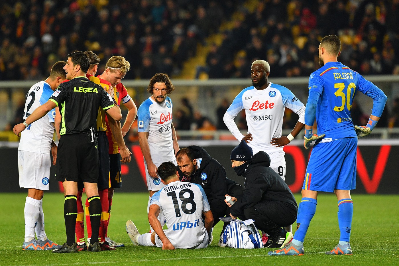 Il momento dell'infortunio di Simeone contro il Lecce