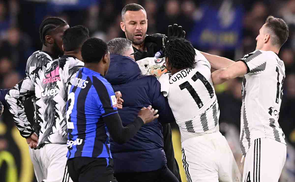 La prova TV inguaia anche Handanovic: pugno a Cuadrado