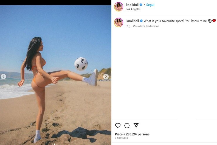 Ivana Knoll palleggi spiaggia bikini