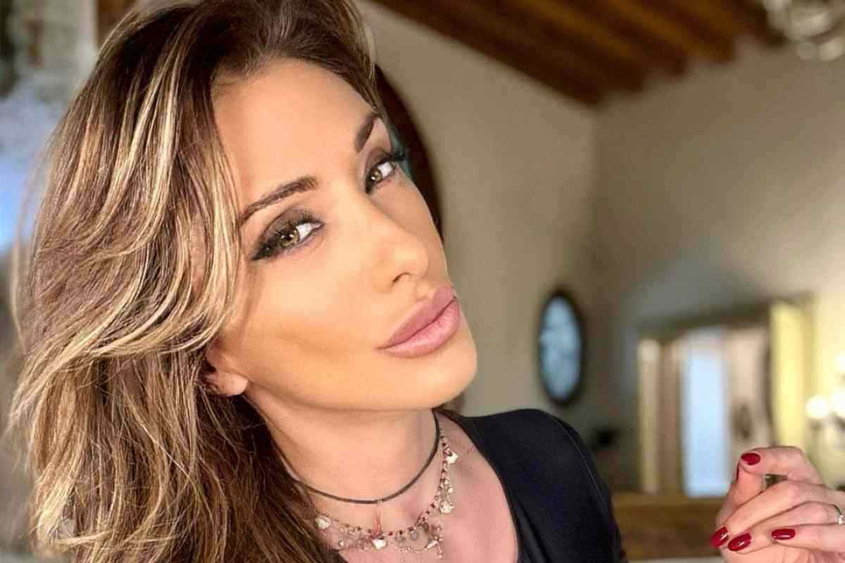 Sabrina Salerno, scatti in posa piccante a Pasquetta