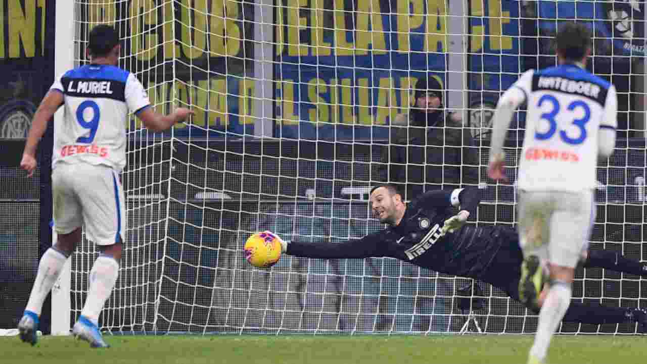 Handanovic para rigore Muriel