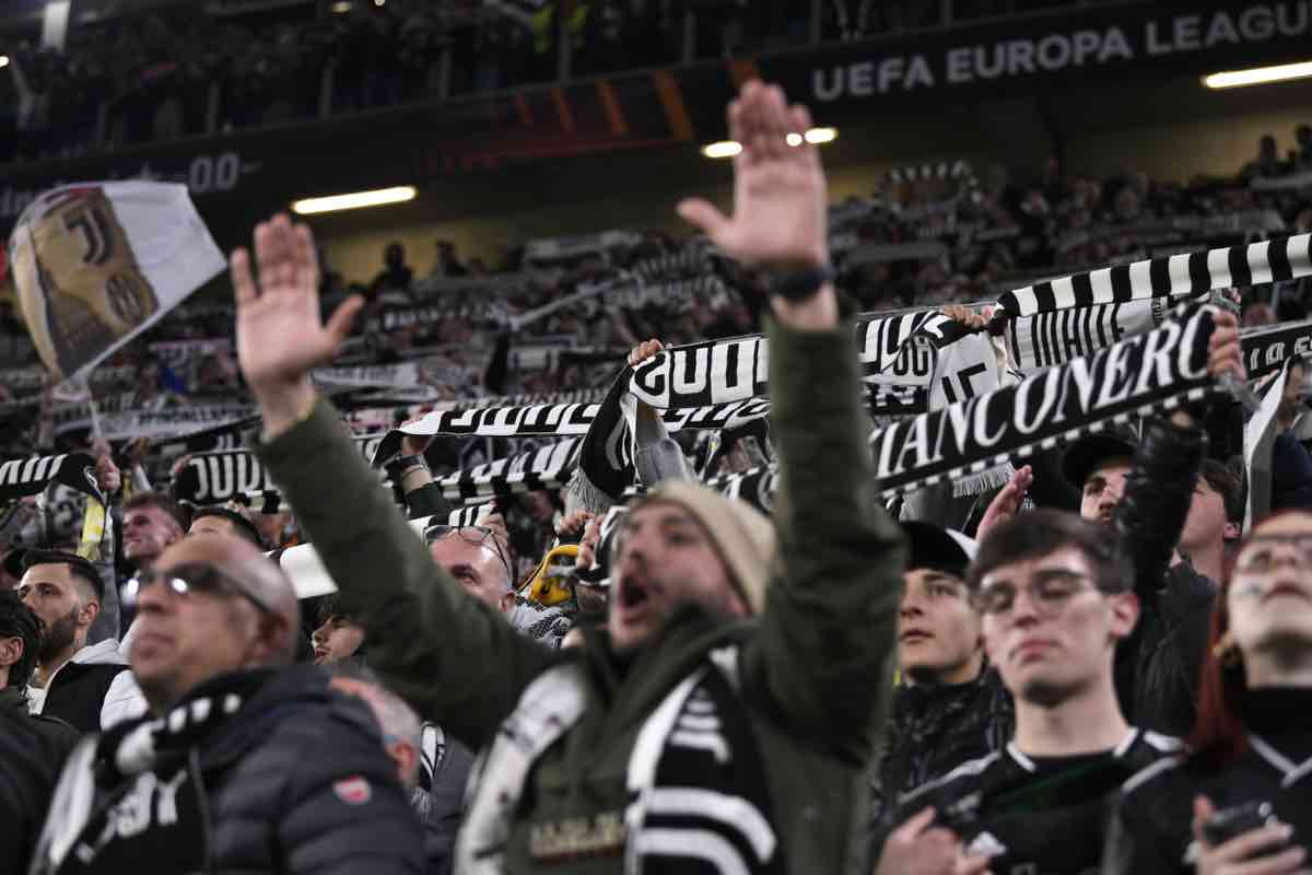 Tifosi Juventus contro Adani