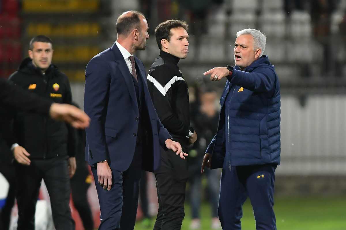 Roma, Mourinho se la prende con Chiffi e attacca la società