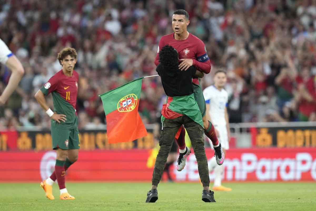 Invasione di campo: tifoso abbraccia Ronaldo