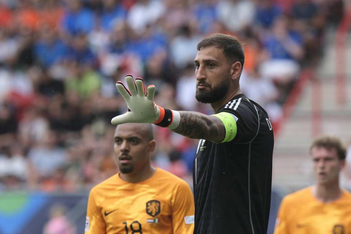 Donnarumma in azione con la Nazionale italiana contro l'Olanda