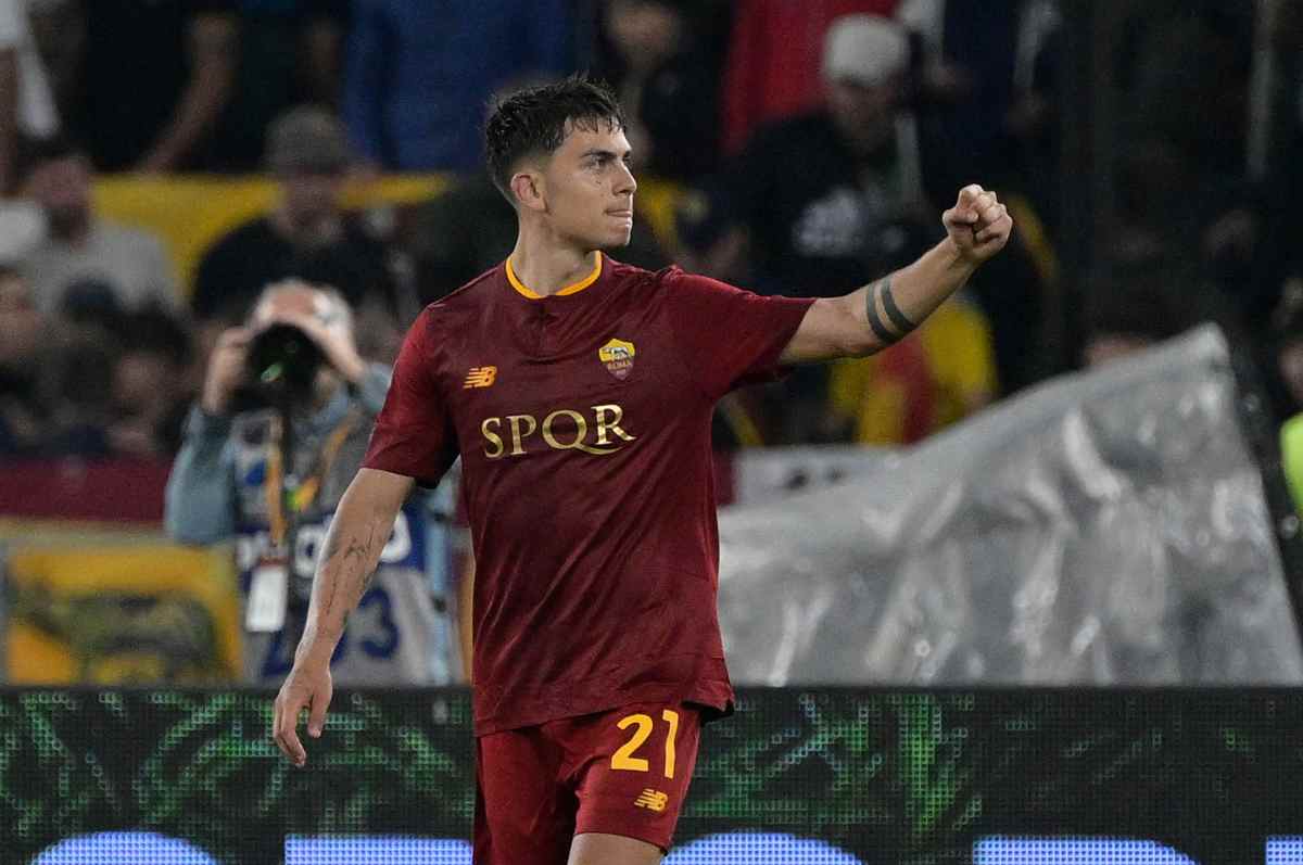 Dybala esulta con la maglia della Roma