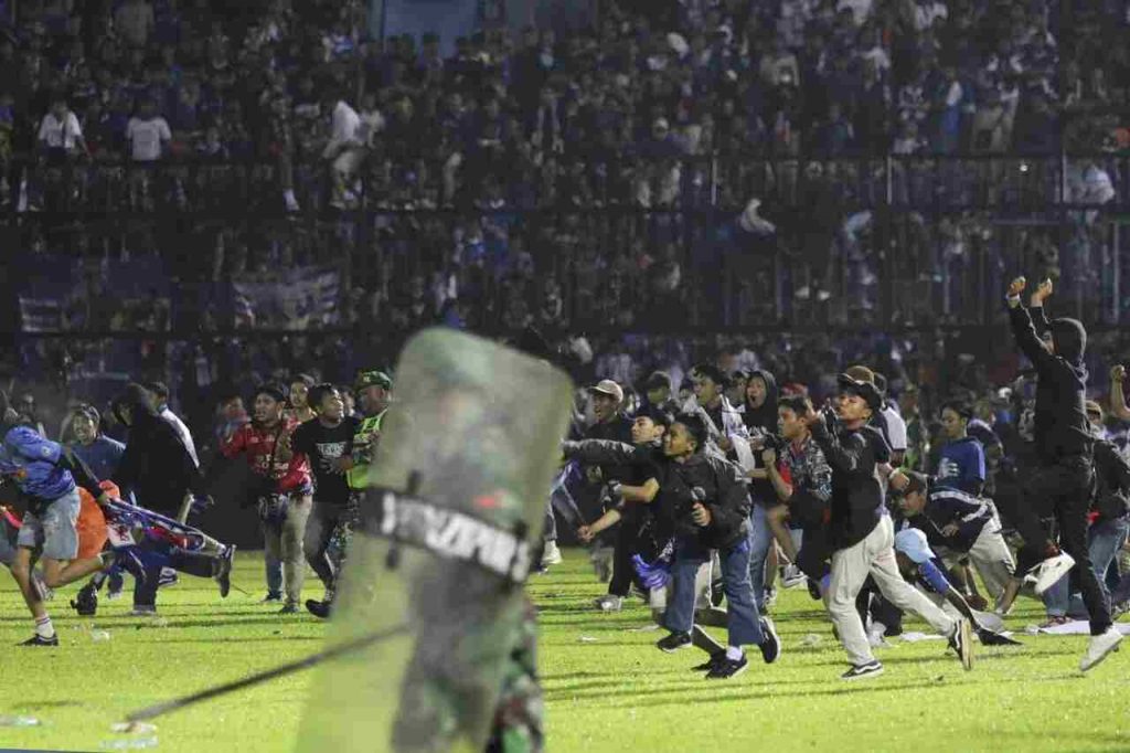 Invasione di campo con scontri successivi in Indonesia