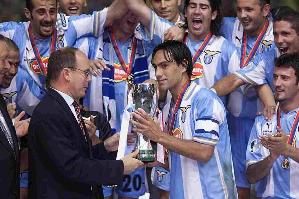 Nesta con la Supercoppa europea nel 1999