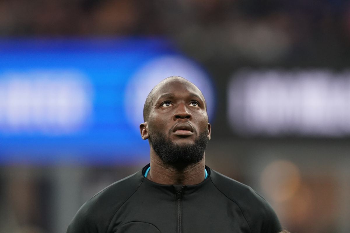 Lukaku con lo sguardo rivolto al cielo