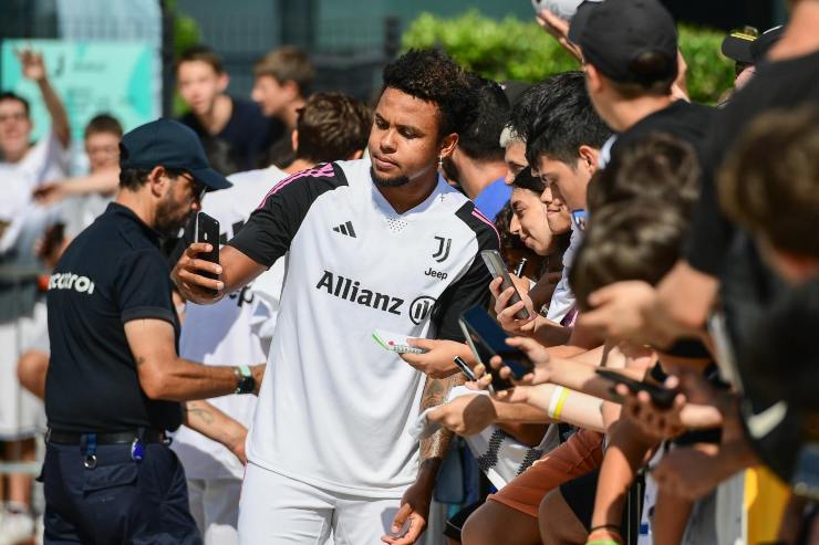 McKennie si concede ai selfie con i tifosi della Juve