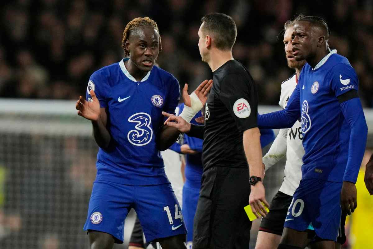 Chalobah protesta con l'arbitro