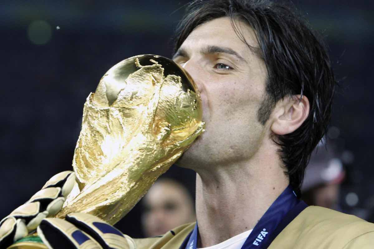 Gianluigi Buffon con la Coppa del Mondo