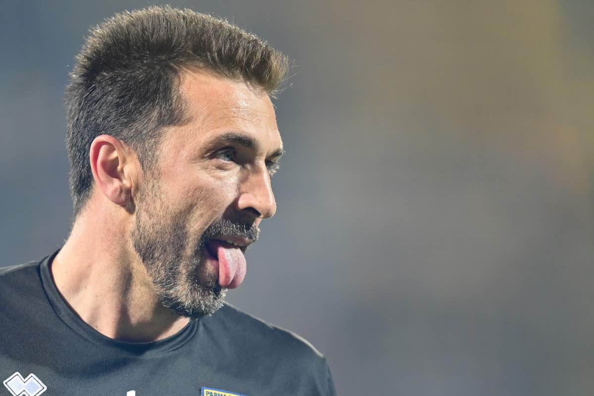 Gianluigi Buffon fa la lingua