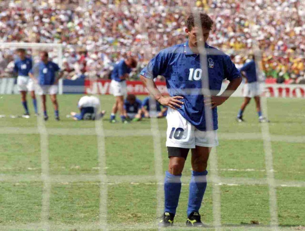 Lo sconforto di Baggio dopo l'errore dal dischetto nella finale dei Mondiali di USA '94