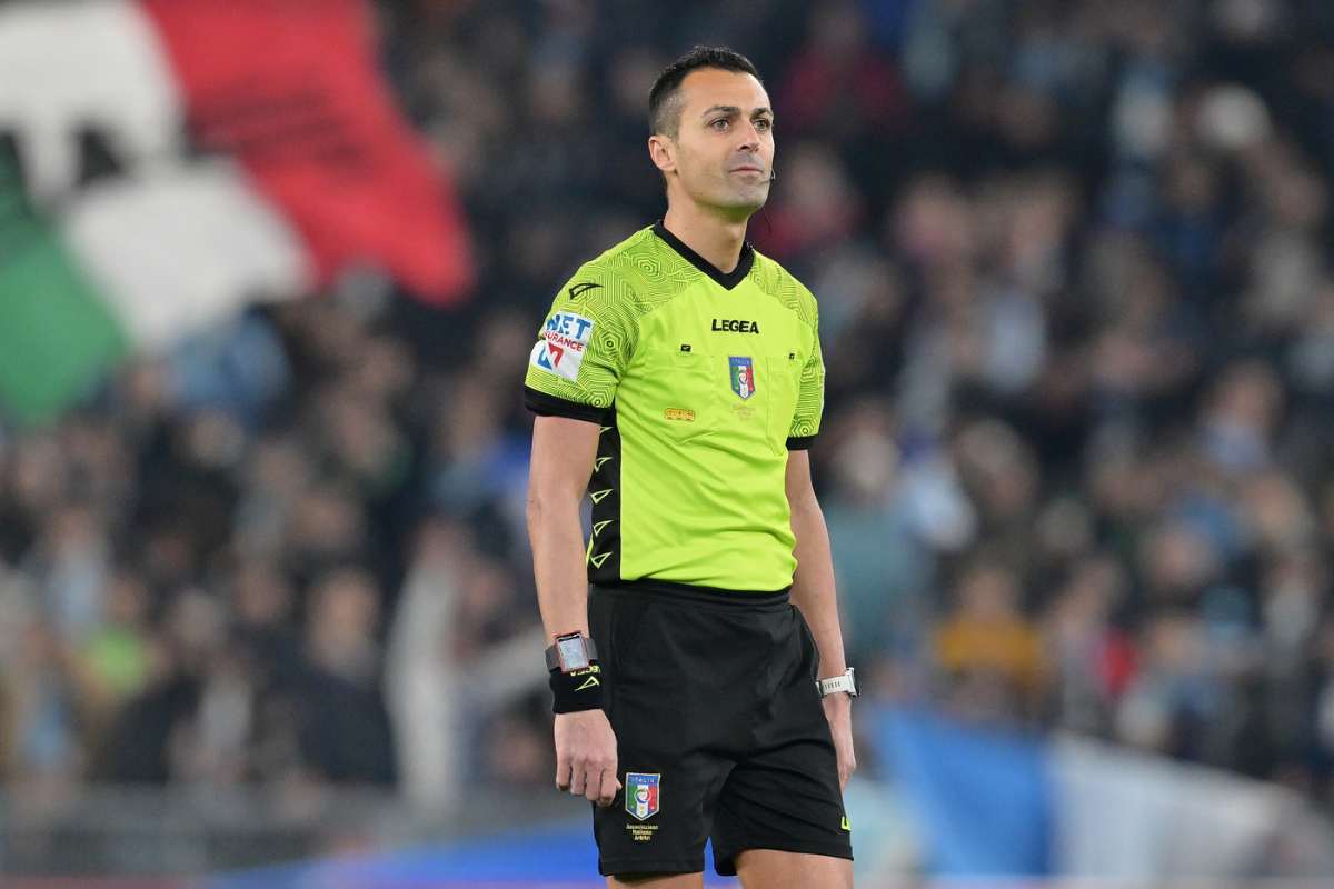 L'arbitro Marco Di Bello in campo