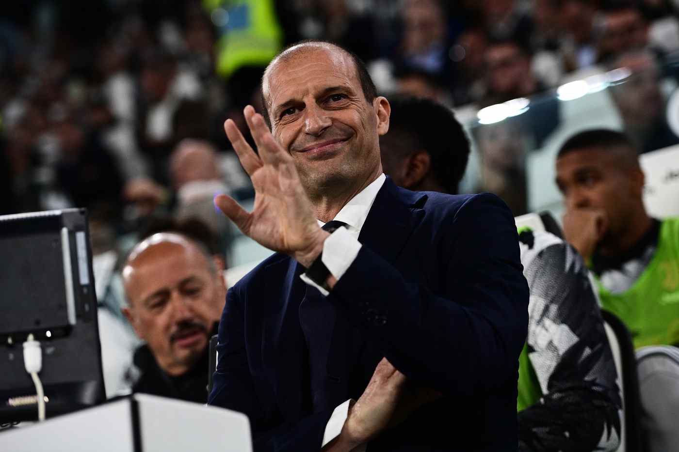 Allegri saluta dalla panchina