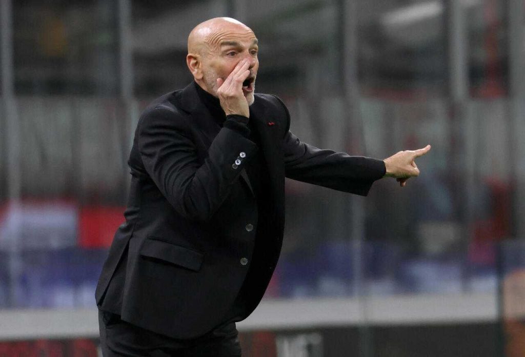 Pioli incita i giocatori del Milan durante una partita di Serie A