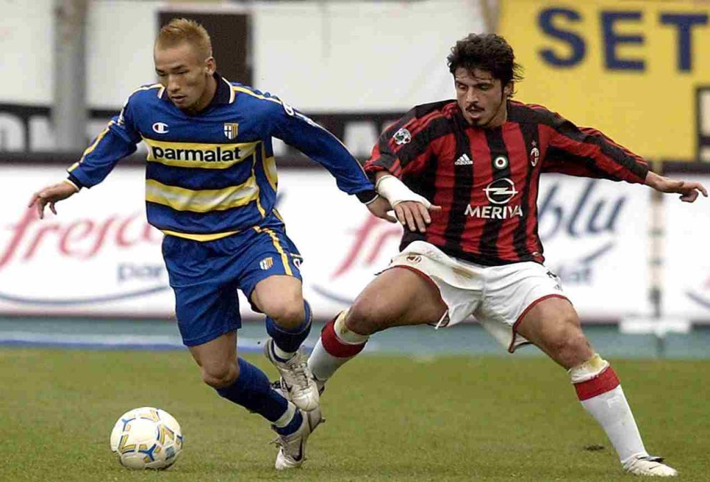 Un giovanissimo Nakata in un'azione di gioco marcato da Gattuso