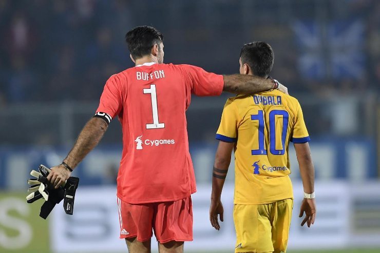 Buffon abbraccia Dybala ai tempi della Juve