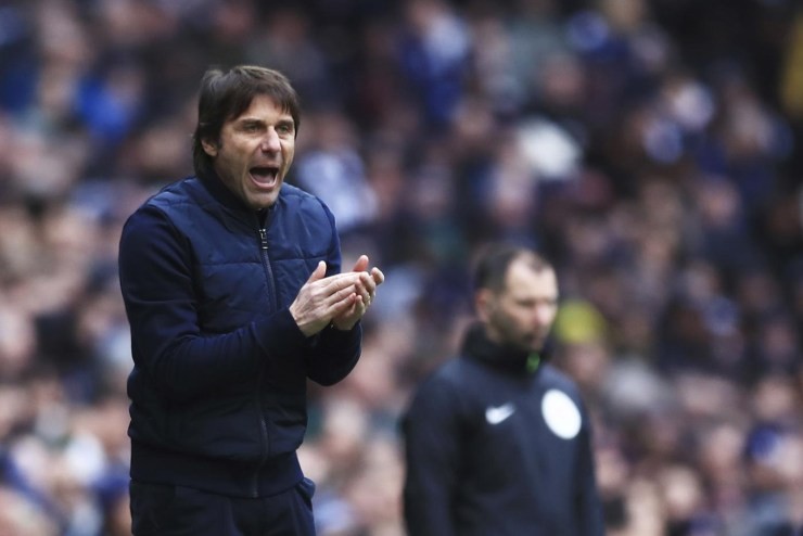 Antonio Conte dà indicazioni sulla panchina del Tottenham