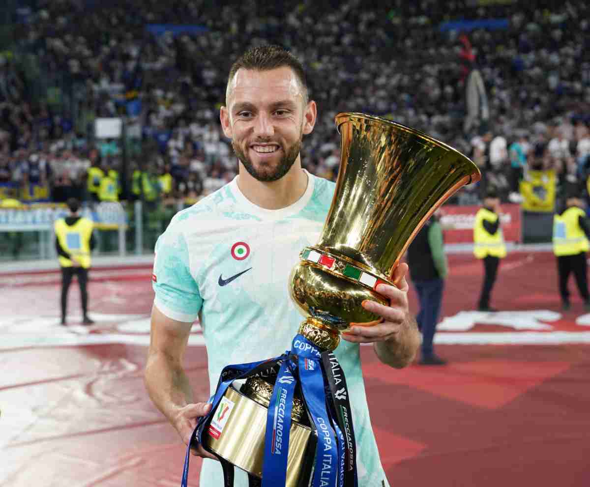 De Vrij con la Coppa Italia