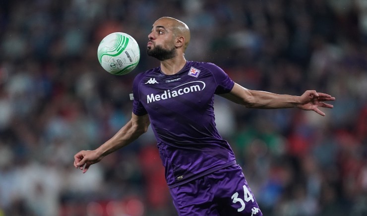 Amrabat in azione durante la finale di Conference League contro il West Ham