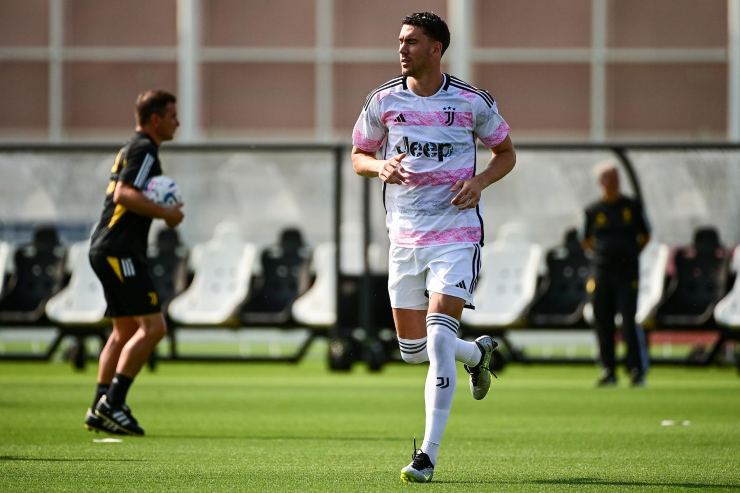 Vlahovic nell'allenamento a porte aperte con la Juve