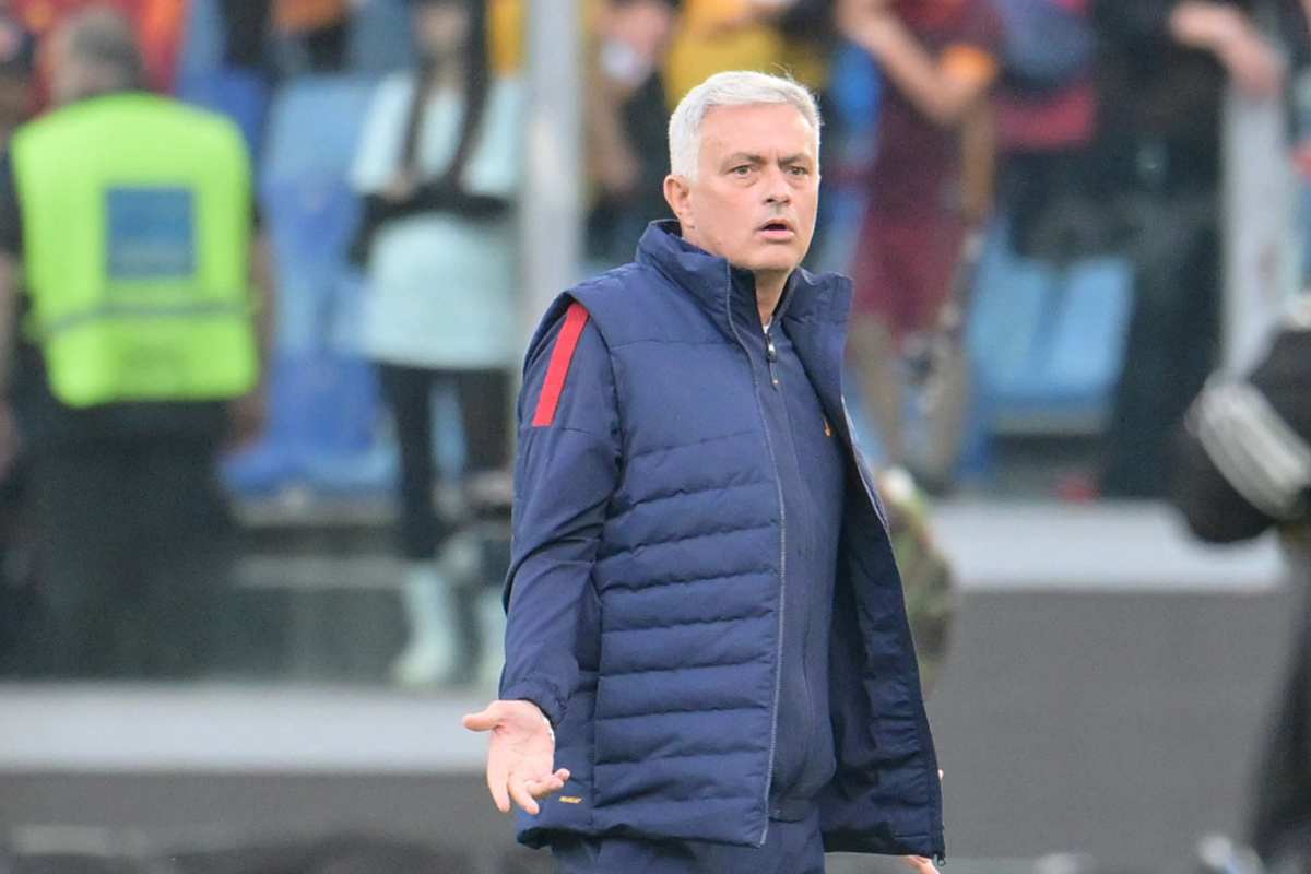 Mourinho allarga le braccia sulla panchina della Roma