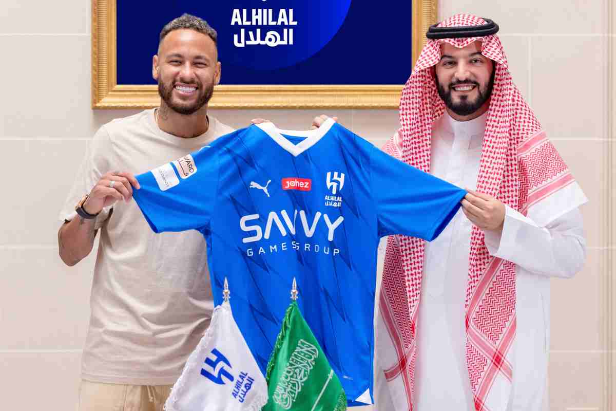 Neymar presentato all'Al Hilal con la maglia