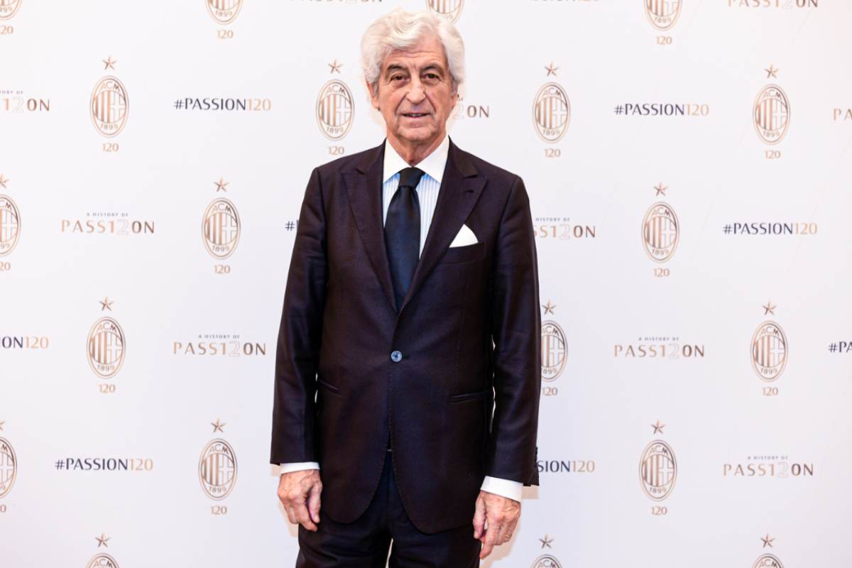 Rivera posa alla festa per il 120esimo anniversario del Milan