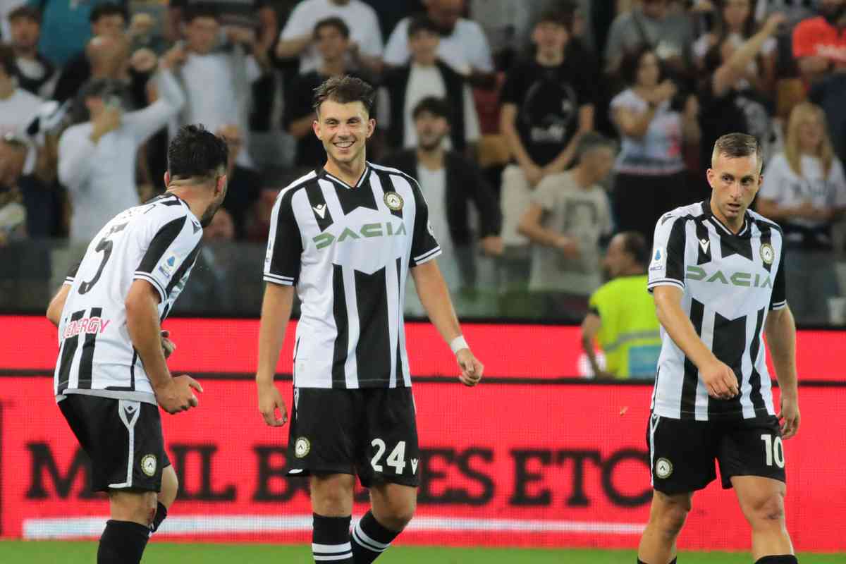 Samardzic sorride in campo dopo un gol