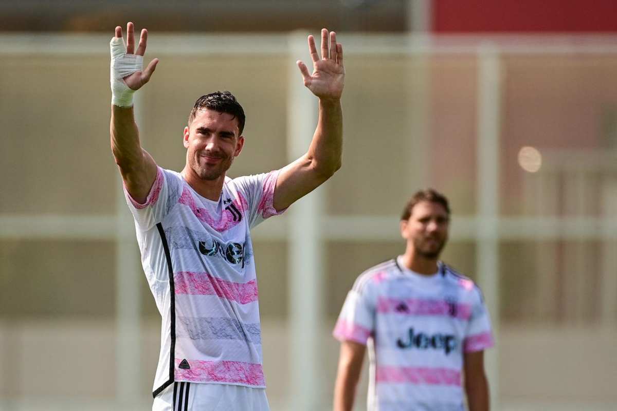 Vlahovic saluta sorridente durante l'allenamento a porte aperte