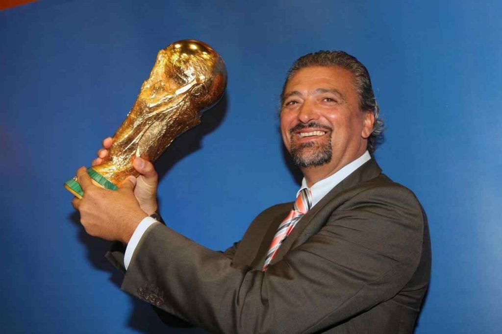 Altobelli con la Coppa del Mondo che vinse nel 1982