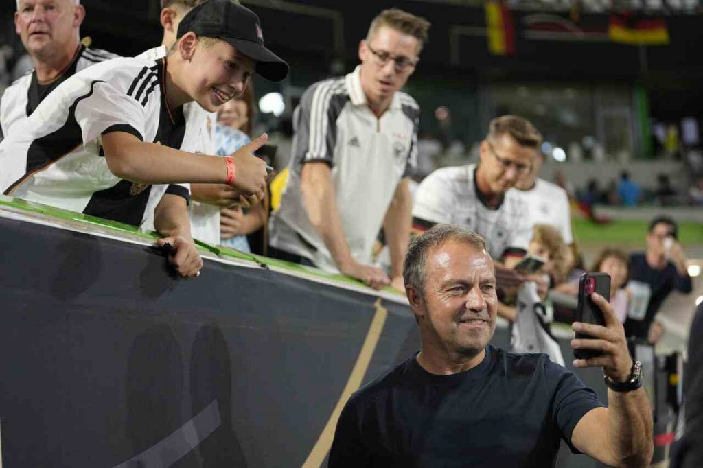 Flick in un'immagine della sua ultima apparizione sulla panchina della nazionale tedesca, nella serata del match tra la Germania e il Giappone