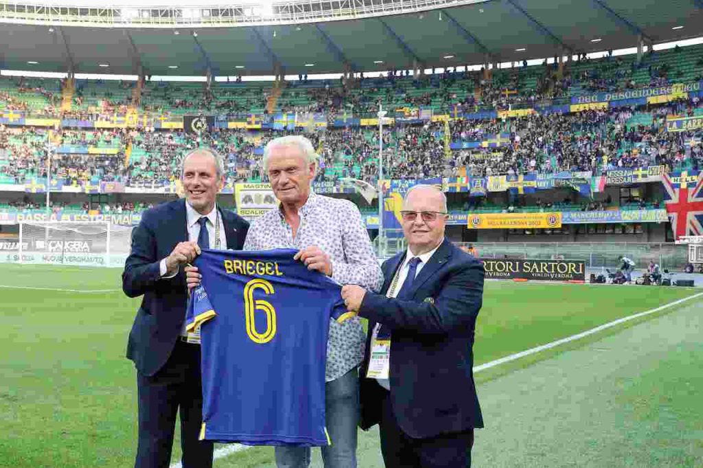 In mezzo Briegel ospite nel 2019 allo stadio Bentegodi, che ospitò le partite casalinghe del suo Verona dello Scudetto