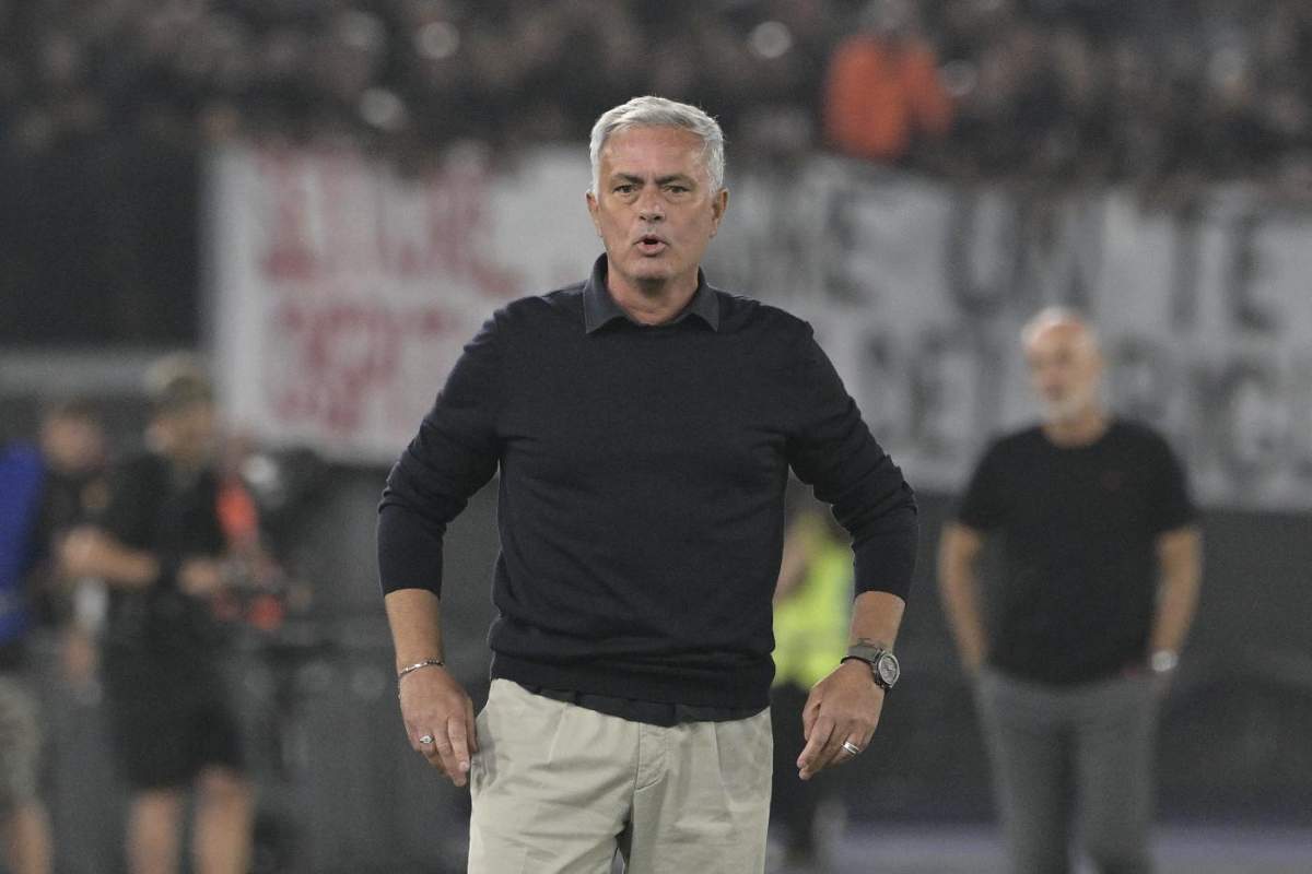 Mourinho preoccupato in panchina