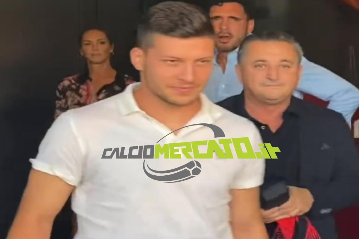 Jovic all'uscita da Casa Milan