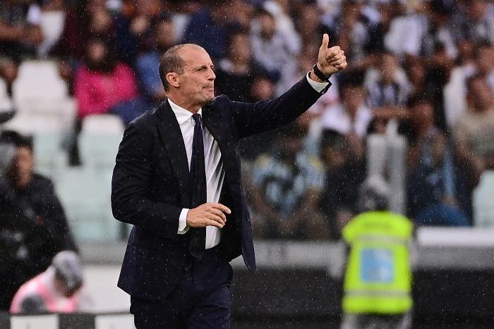 Massimiliano Allegri con pollice all'insù 