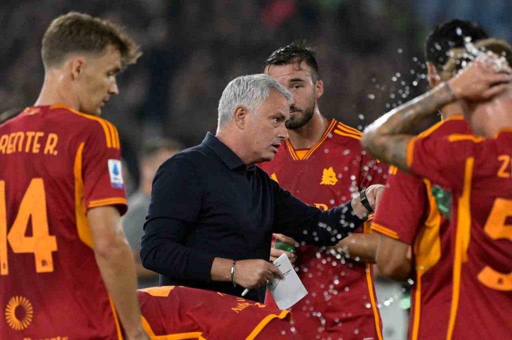 Mou mentre impartisce istruzioni ai giallorossi