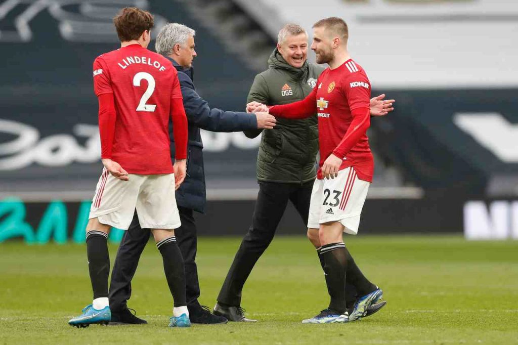 Mourinho ai tempi della non felice esperienza al Tottenham, mentre saluta Shaw dello United che aveva in passato allenato