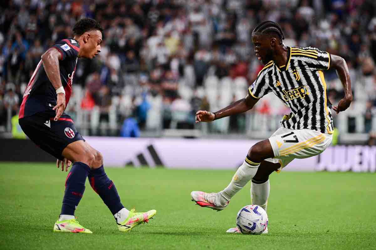 Samuel Iling-Junior in azione contro il Bologna